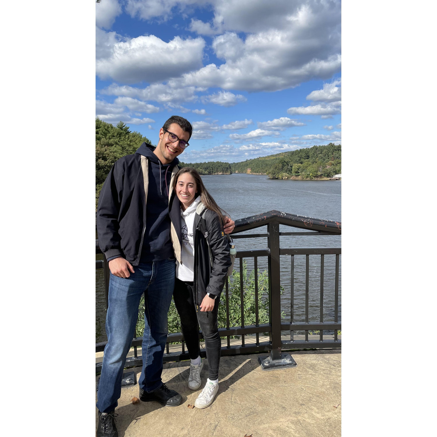 Il nostro primo weekend fuori porta assieme, ci stavamo frequentando da neanche un mese.
Avevamo affittato una macchina e guidato verso la ridente cittadina di Wisconsin Dells!