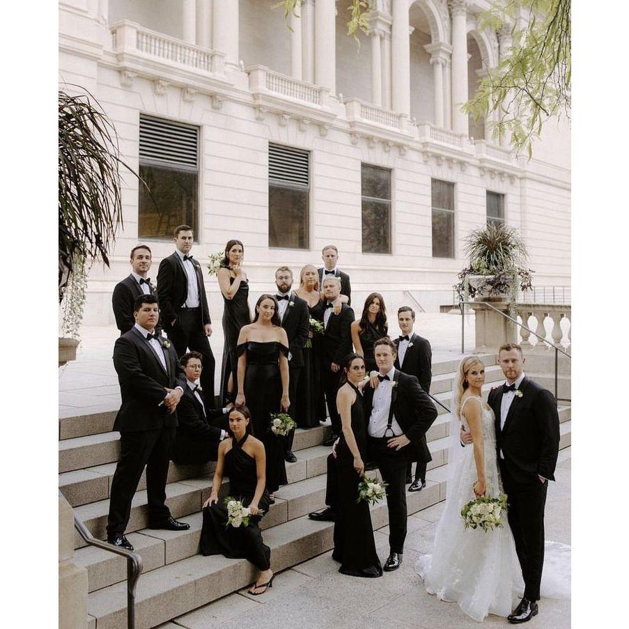 Damas, deslumbren con vestidos negros largos. Caballeros, un esmoquin o traje negro con corbata es la clave.