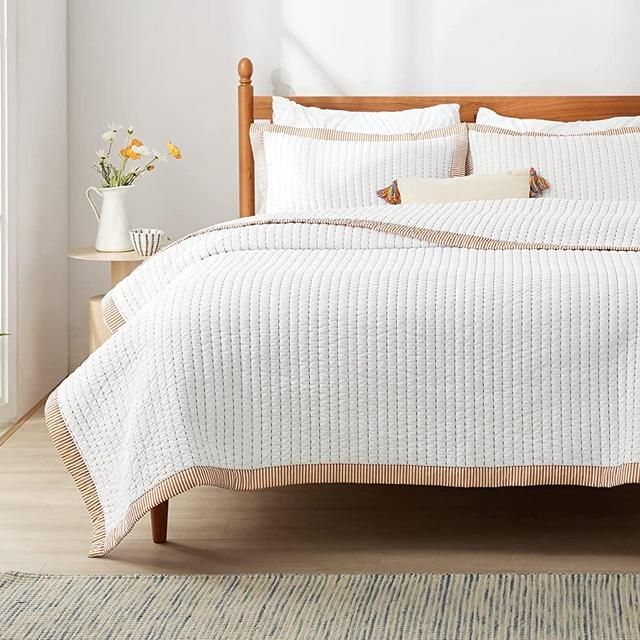 Bedsure Quilt Set for Queen Bed - Corduroy Pattern Quilt Set Queen Size, Breathable Bedspreads & Coverlets Soft Quilt Set with 2 Pillow Shams White and Burnt Orange(90 x 96 inches)