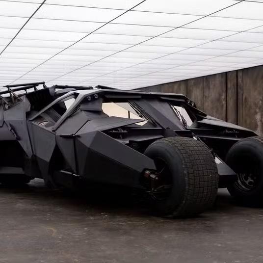 Aluguel do batmóvel para o noivo se sentir o batman