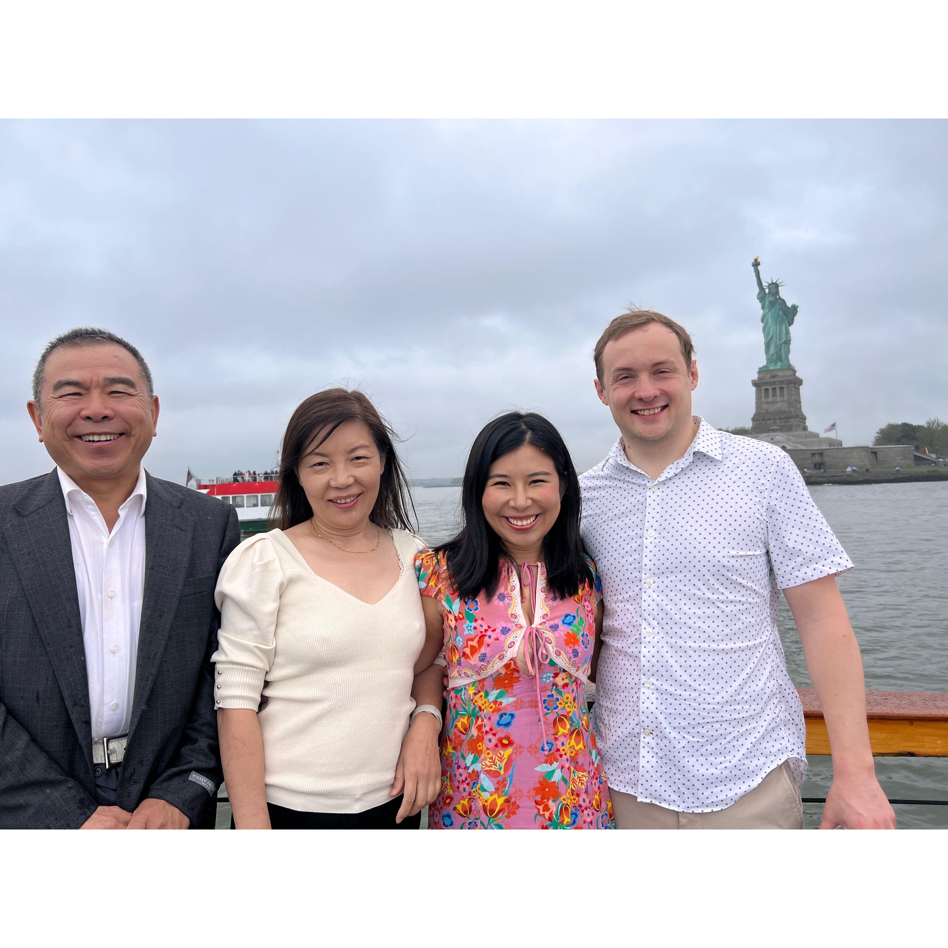 Conor met Diana's parents in New York, where she grew up, in May 2023 (moment in front of the Statue of Liberty). 2023年5月，Conor在Diana长大的纽约见到了她的父母（照片拍摄于自由女神像前）