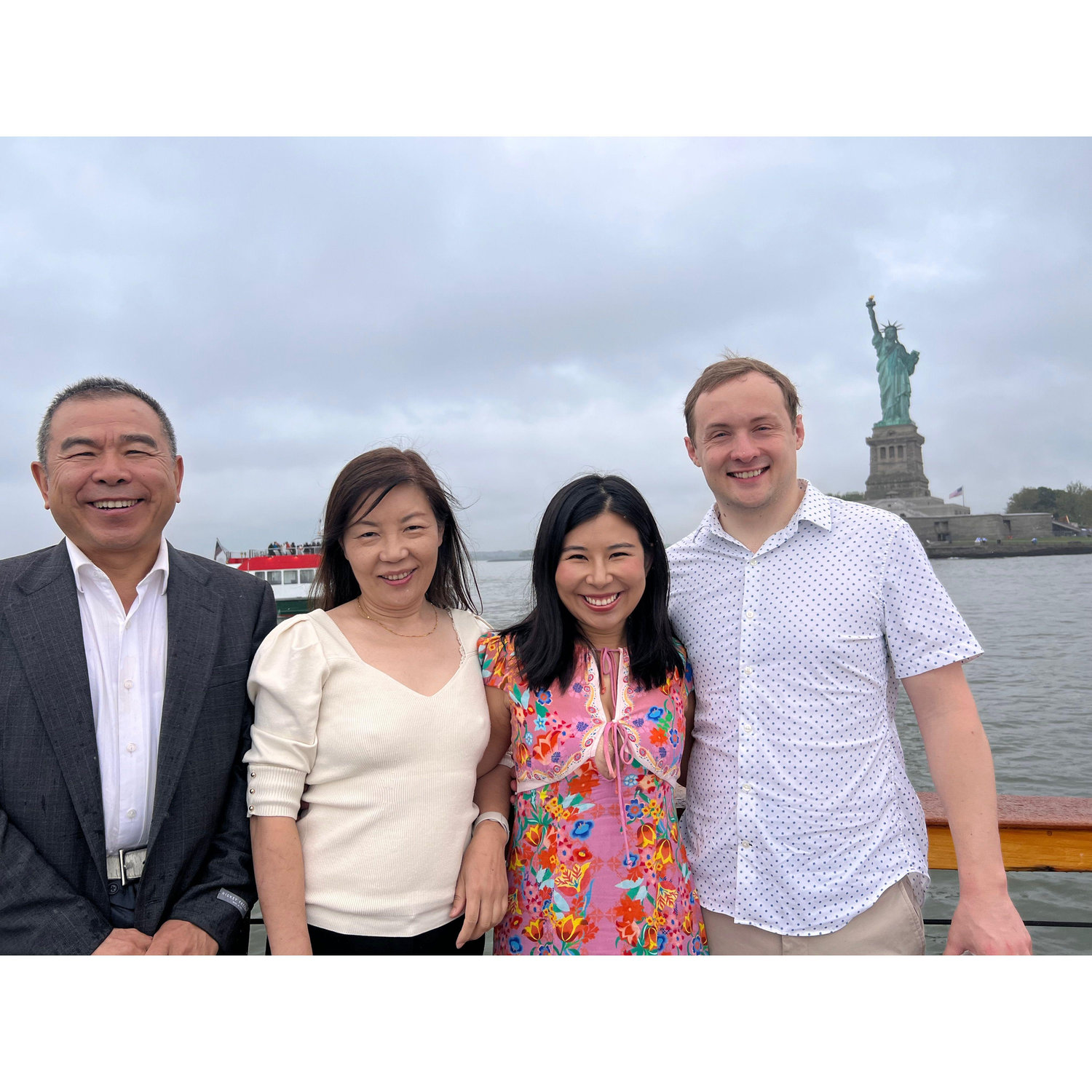 Conor met Diana's parents in New York, where she grew up, in May 2023 (moment in front of the Statue of Liberty). 2023年5月，Conor在Diana长大的纽约见到了她的父母（照片拍摄于自由女神像前）