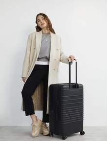 the 26" check-in roller in black