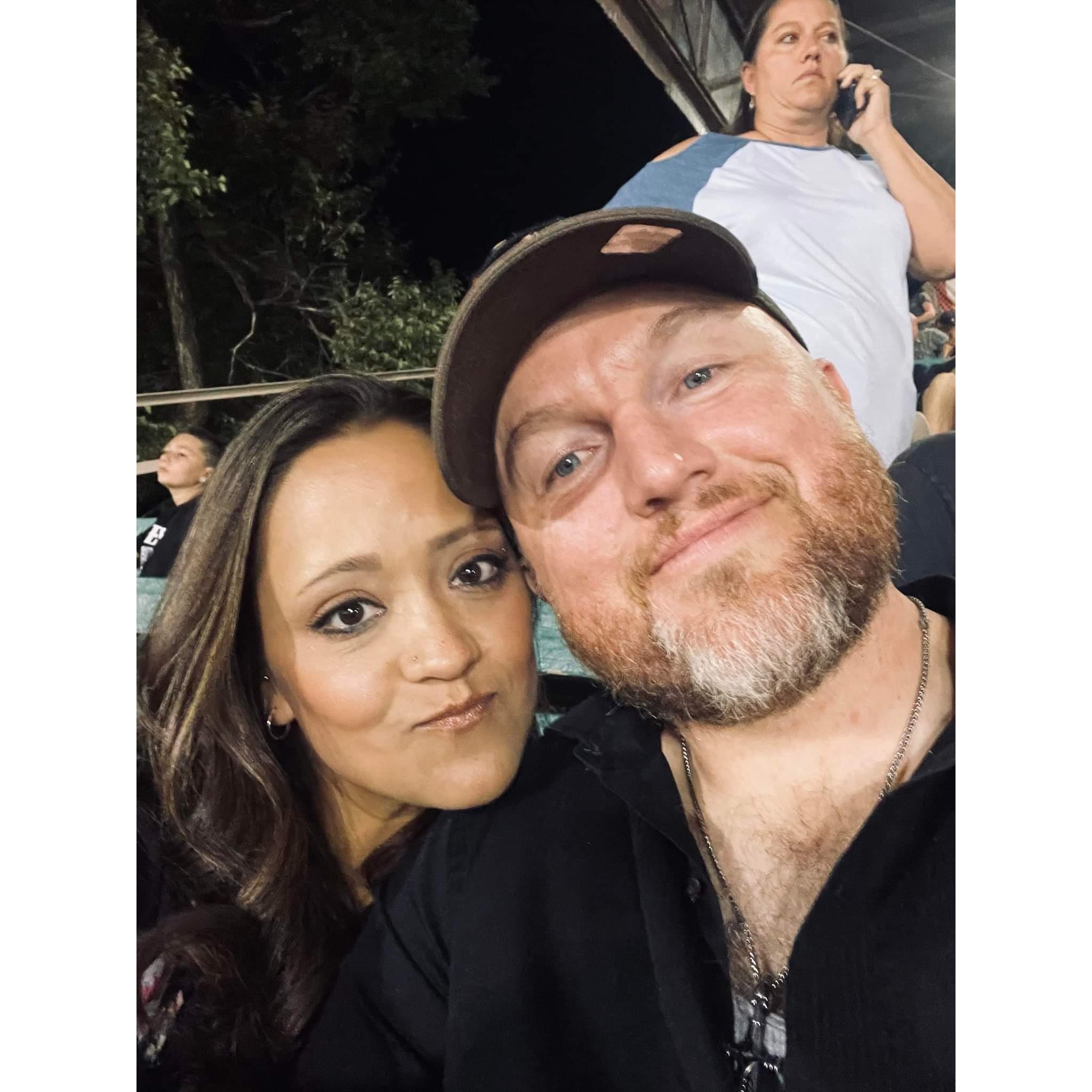 Wiggle hips Hayes concert.