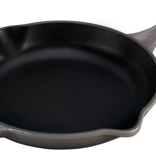 Le Creuset Signature Iron Handle Skillet, 9-Inch, Oyster