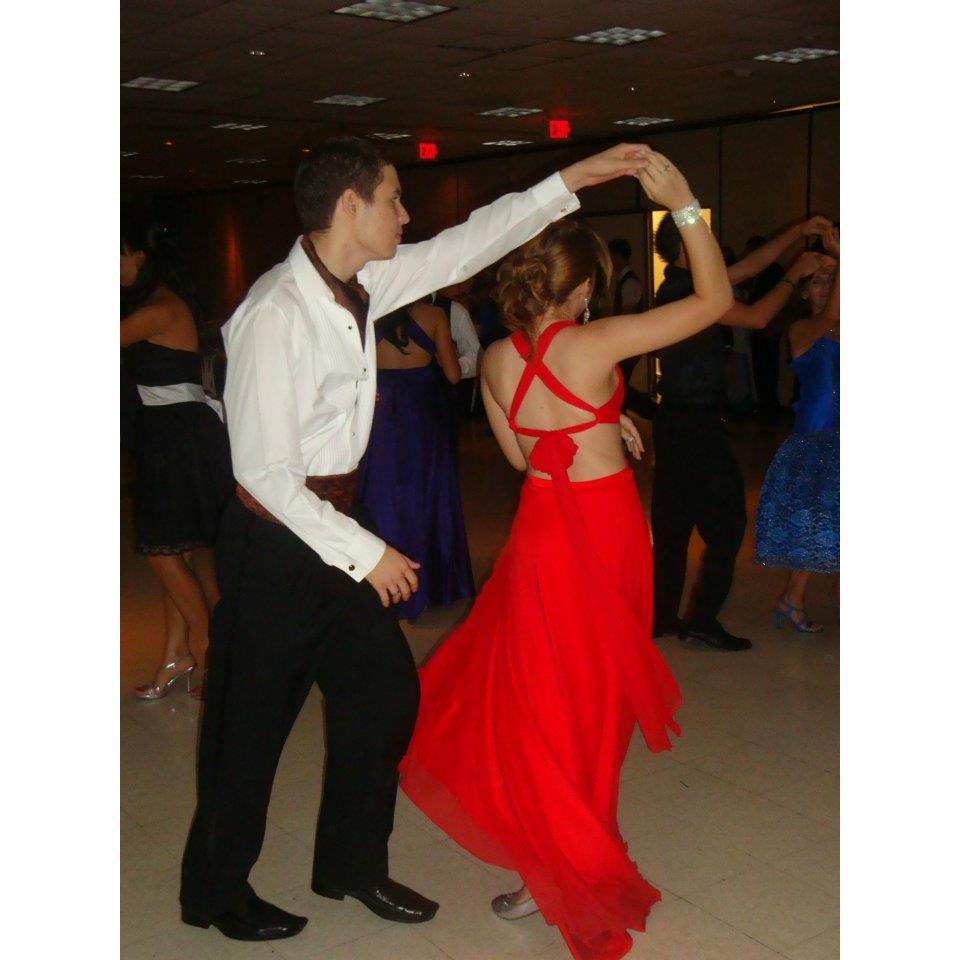 Mayo 2010: Bailamos juntos durante el baile de escuela secundaria...pero como amigos!!