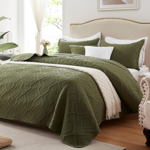 LEAONME Oversized California King Size Quilt Set 3 Pieces, Olive Green Bedspread-118''x106'', Soft Summer Quilt/Coverlet, Lightweight Bedding Sets for All Seasons (Includes 1 Quilt, 2 Shams)