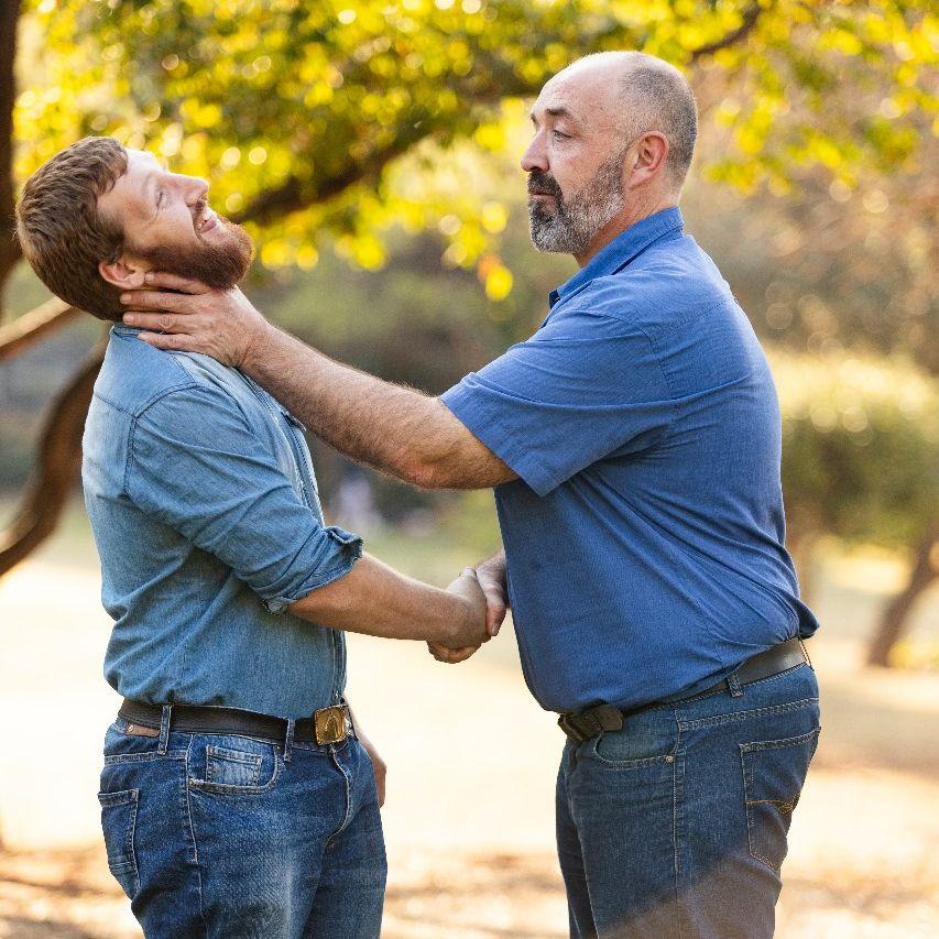 "In ’n oomblik wat selfs Hollywood jaloers sou wees, lees Pa Johan vir Pierre die lefiete voor… en gee dan sy vinnige ‘verwelkoming’ – die soort wat sê: ‘Welkom by die familie… hou vas, want dit gaan ’n wilde rit wees!’" 😆🎬💖