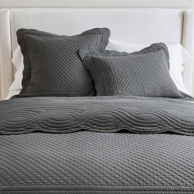 Heirloom Scalloped Quilt, Charcoal, Full/Queen