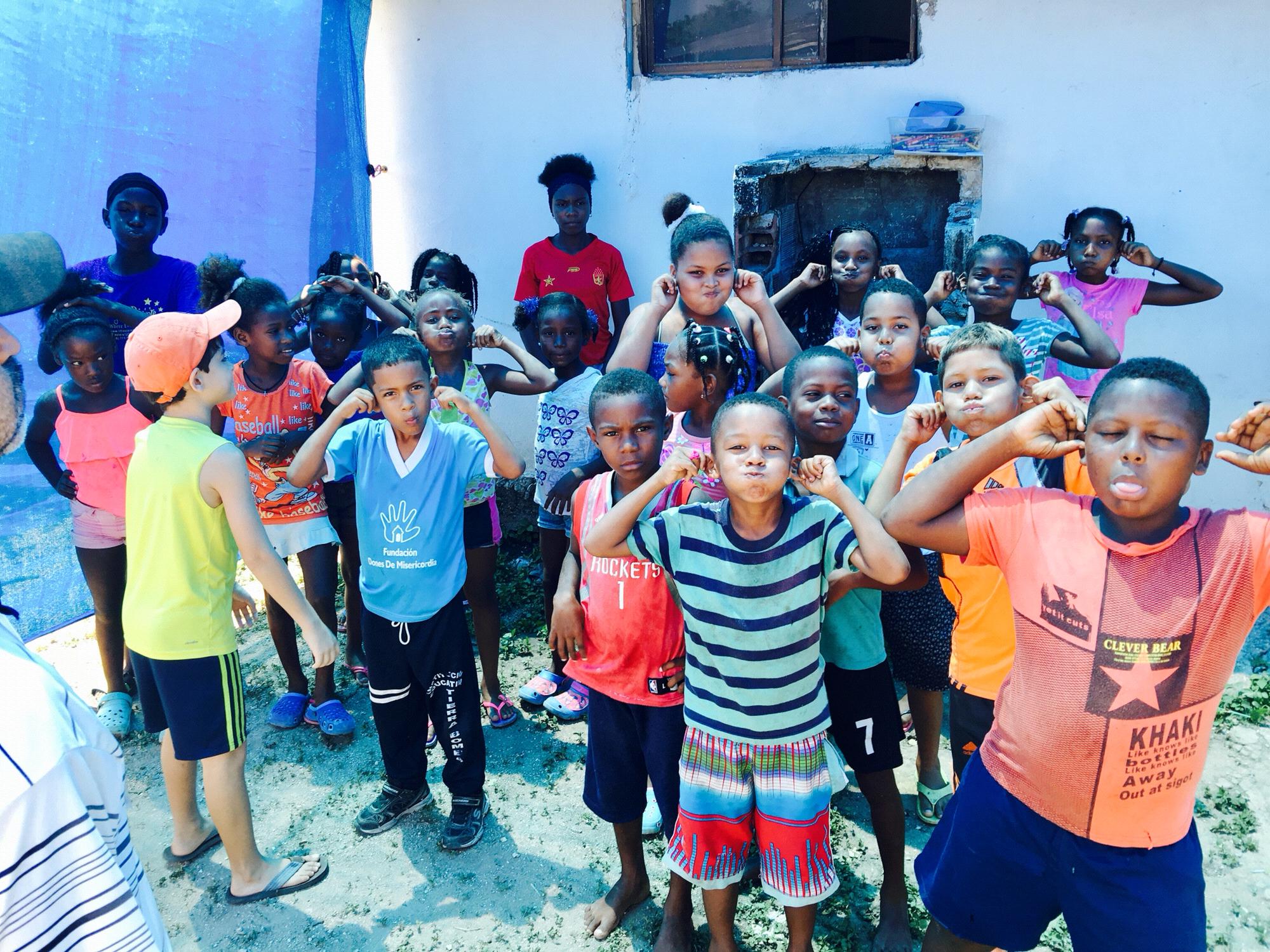 Los niños de Tierra Bomba haciendo ¨pez globo¨.