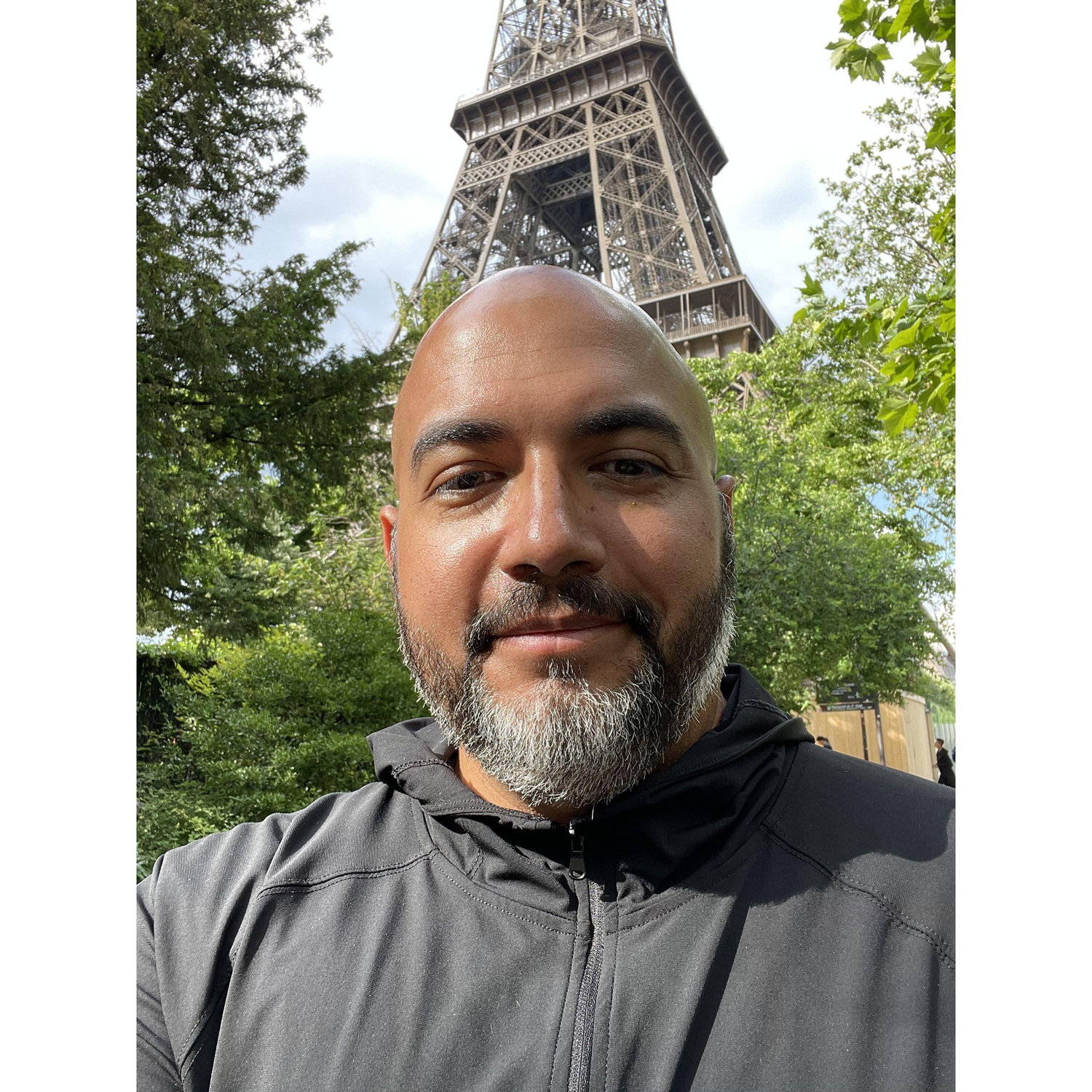 ...Ro-el spent most of his first day in Paris trying to recreate Manida's profile photo 😂. It was the first photo he sent her in their chat.