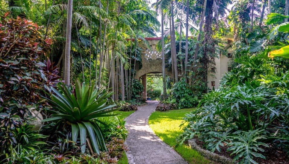 The Wedding Website of Taylor Deignan and Gino Butto