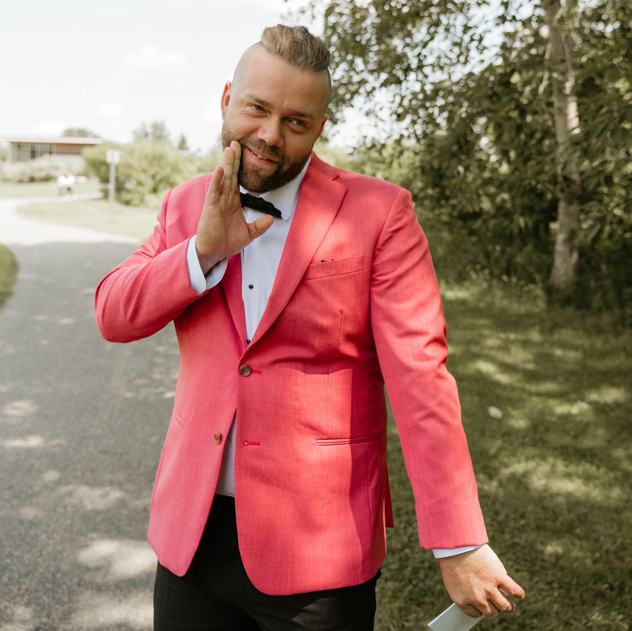 Avant la cérémonie, Cynthia a invité Rémy à aller la rejoindre afin de faire un first look. Le but du first look est de capter le moment où les époux se voient pour la première fois avant le mariage.