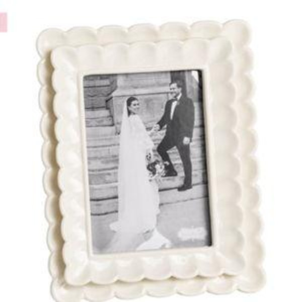 Large Scalloped Frame