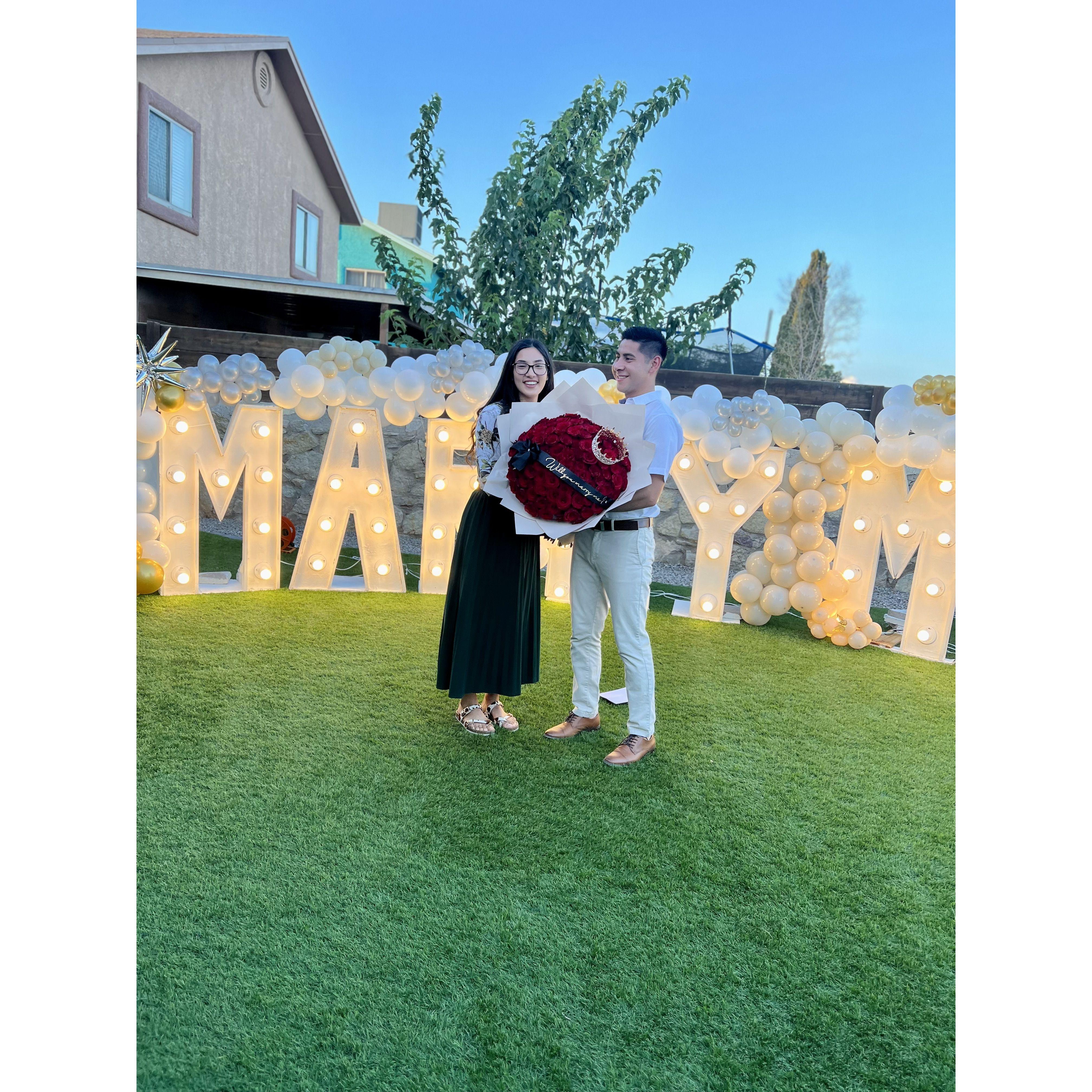 The big question was popped! La gran pregunta se hizo este dia!