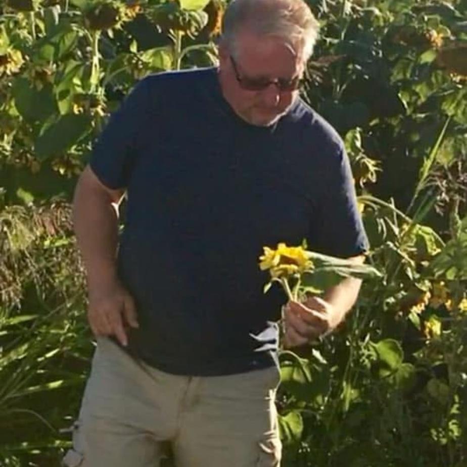 Be still my heart..

Driving through the Buttes when I comment about the sunflowers…
🌻 
Next thing I know he’s pulled over, hopped the fence and the rest is history