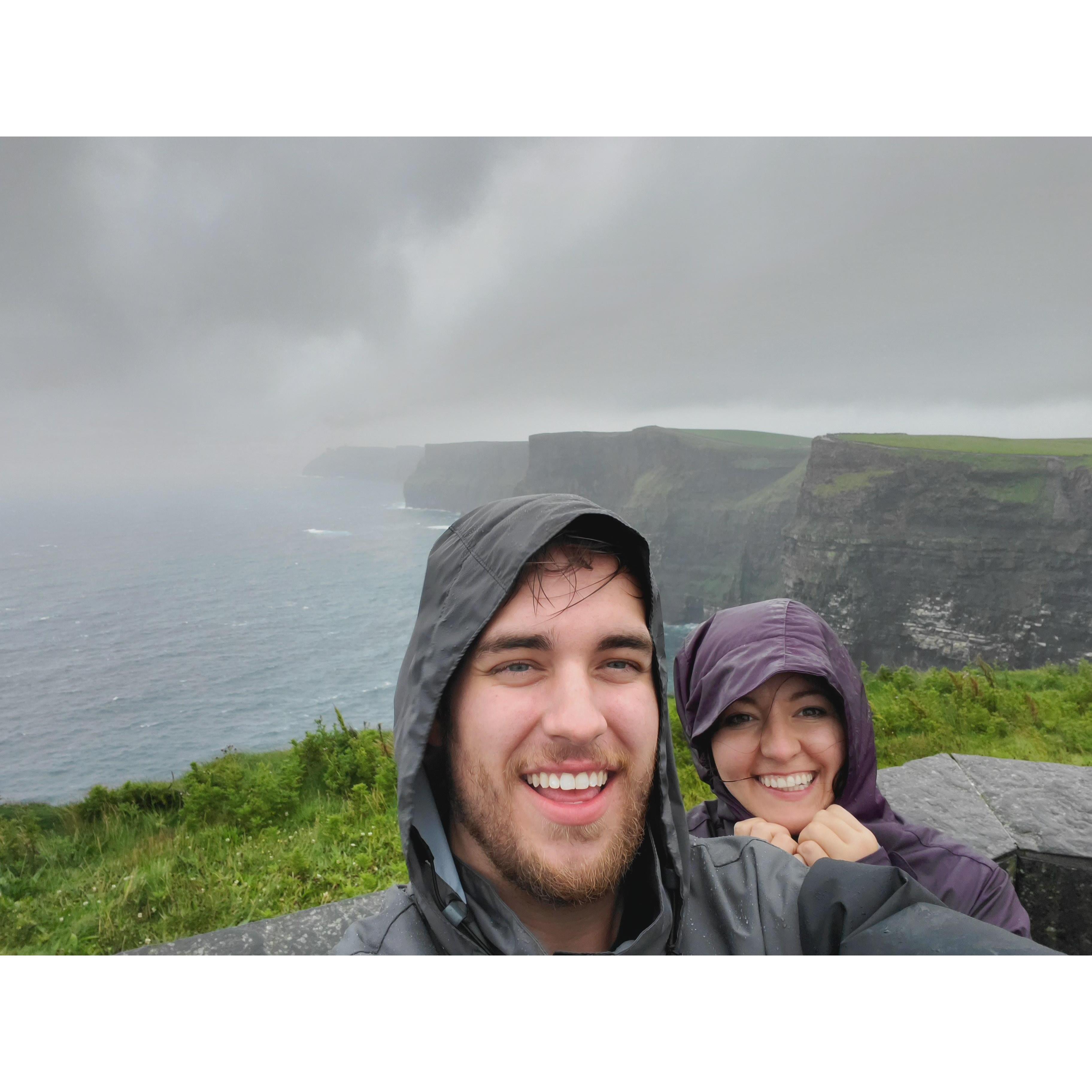 August 2019: Joanna & Tyler at the Cliffs of Moher, before meeting Tyler's family in Ireland.

Sierpień 2019: Asia i Tyler na Cliffs of Moher, zanim spotkają rodzinę Tylera w Irlandii.