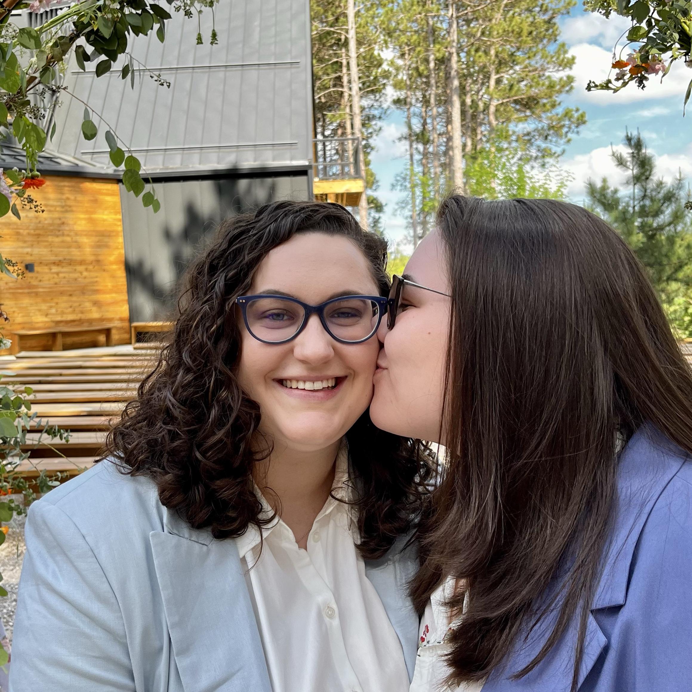 anaiis-flores-and-margaux-shoff-s-wedding-website