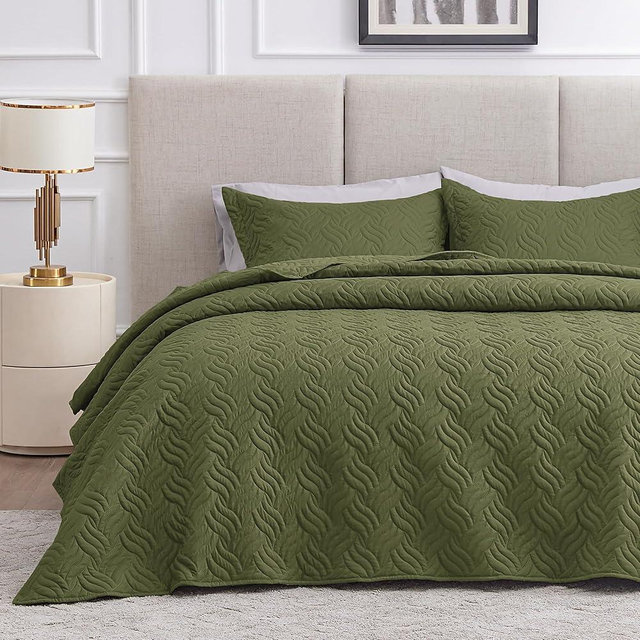 Love's cabin Quilts for Queen Bed Olive Green Bedspreads Bedding Set - Summer Quilt Lightweight Microfiber Bedspread - Wave Pattern Bedding Coverlet for All Season - 3 Piece (1 Quilt, 2 Pillow Shams)