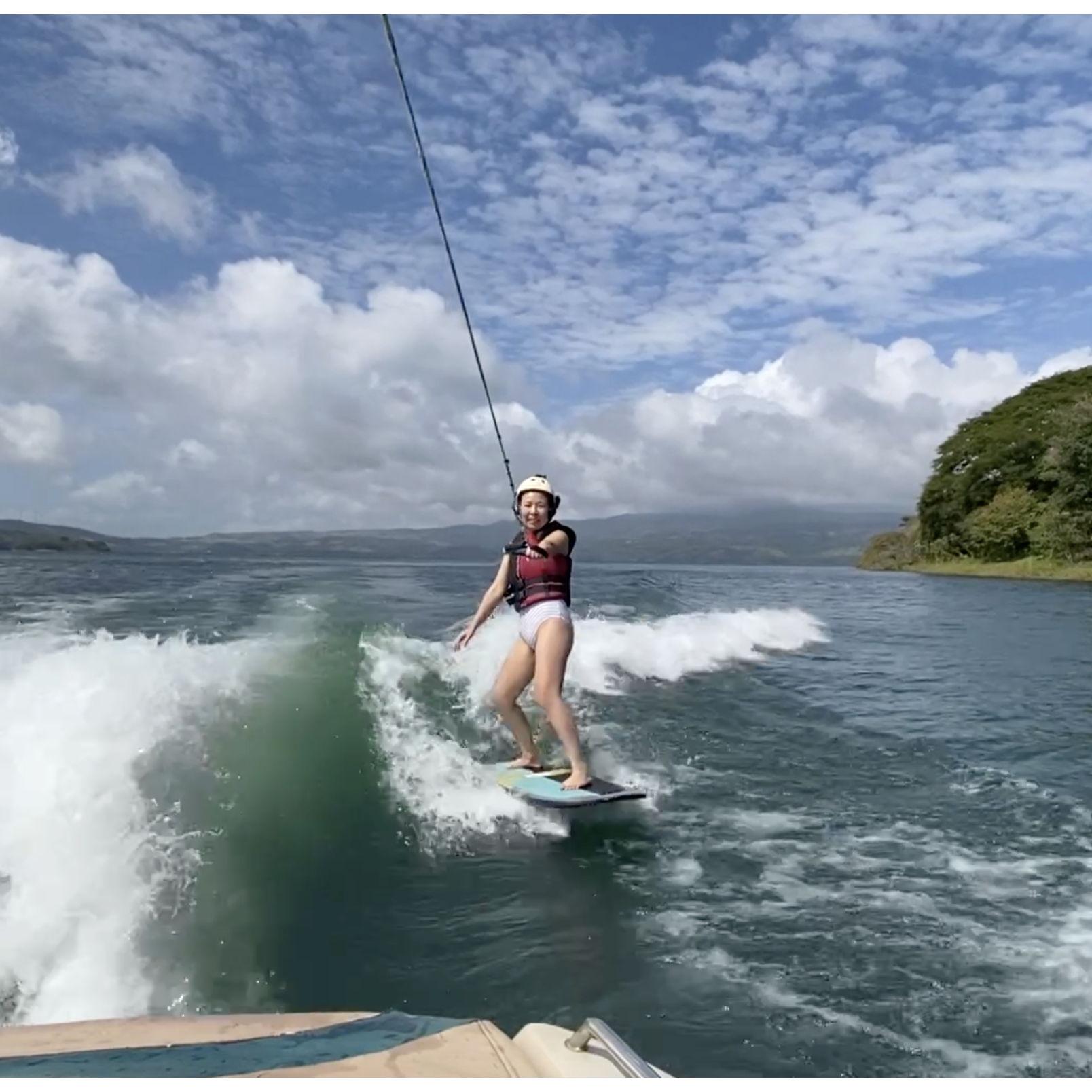 Since they both love being in the water, they went wake surfing. 两人都爱水上活动，他们一起去乘风破浪