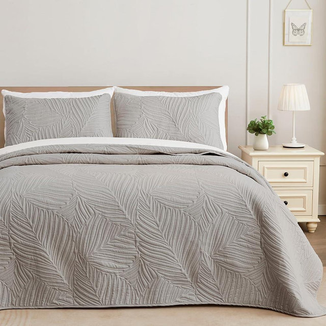 Exclusivo Mezcla King Size Quilt Bedding Set, Lightweight Light Grey Quilts King Size for All Seasons, Soft Microfiber Bedspreads Coverlets Bed Cover with Leaf Pattern, 3 Piece