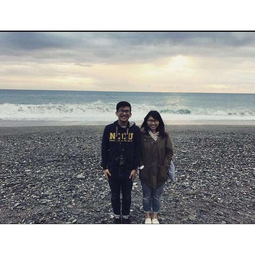 2017. 1. 1 --- 140 days
在台東太麻里的第一道天光, 海與你/妳

“只要在一起總是在不經意的時候發現驚喜, 隨時都能感受快樂, 
其實我覺得最幸運的不是看到曙光, 
而是等曙光時你在我旁邊一起聽著浪濤拍打上岸”
credit to reibobo