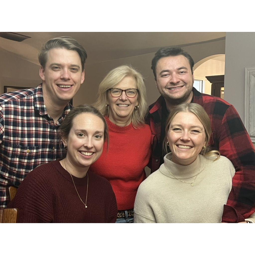 The Alexes with Linda, Dillion, and Lynnsey Greiwe around Christmas 2023.