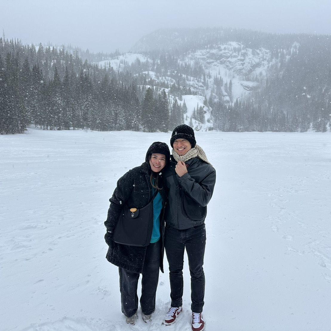 Bear Lake, watched someone purpose here and I mentioned "Nick, I would like to be purposed to at a pretty place" 大熊湖，我們在這看到有人被求婚，所以我跟 Nick 說我希望我也在很漂亮的地方被求婚