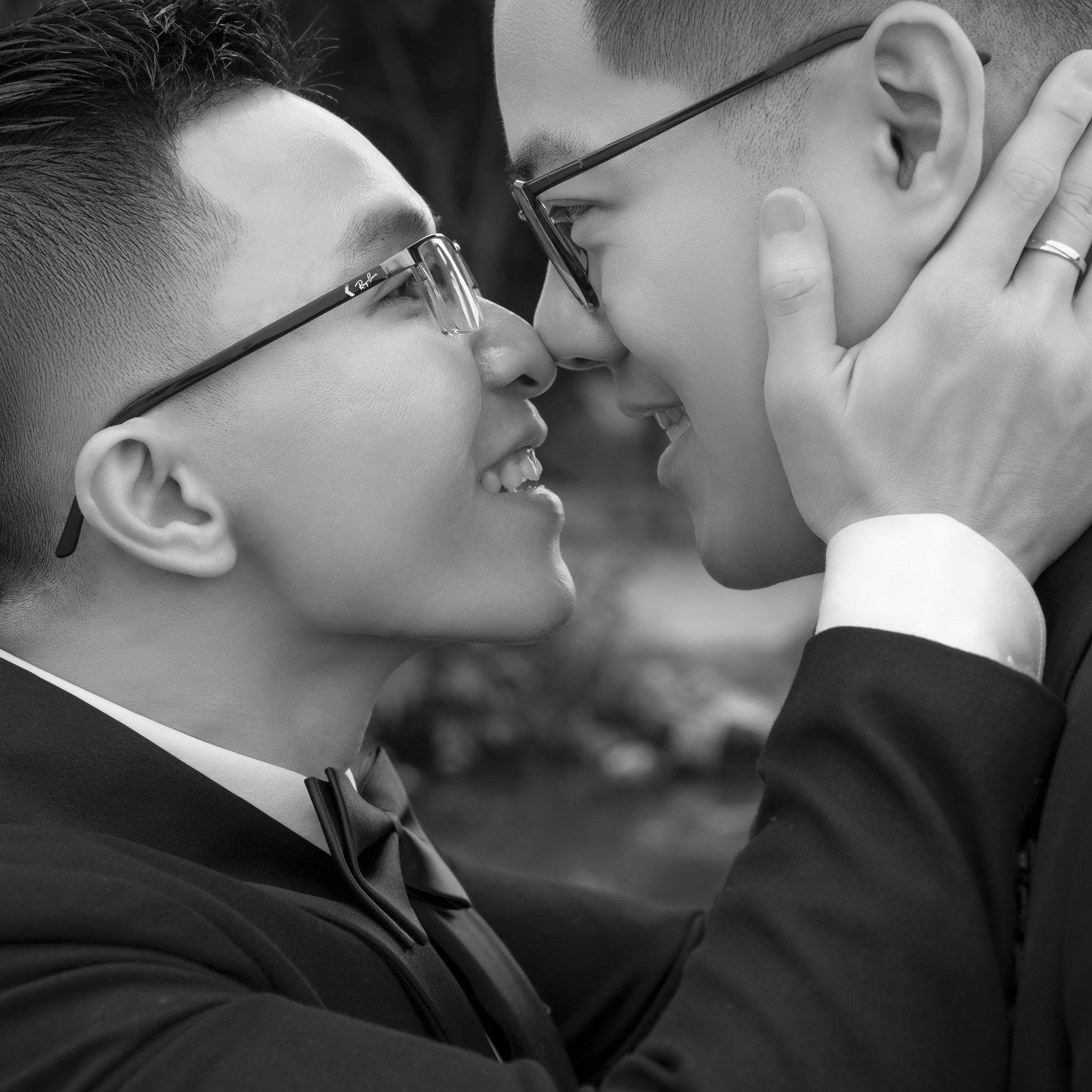 (22) Can and Tho have stopped searching for home because they found it in each other.