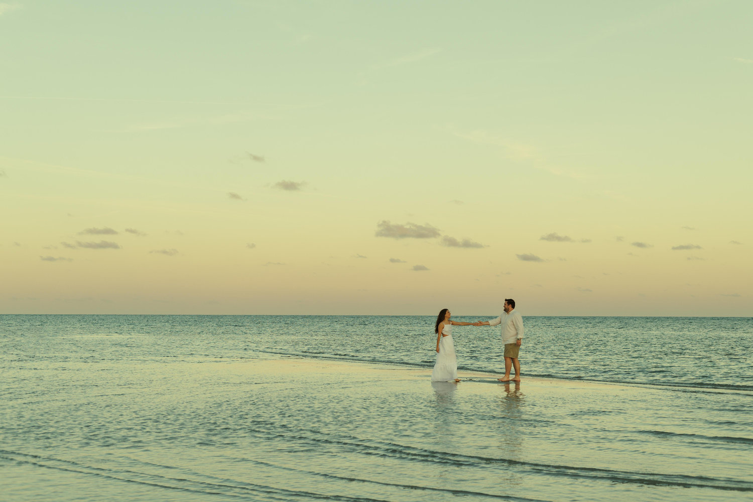 The Wedding Website of Alondra Chacín Aroutine and Tomás Pesti Del Río