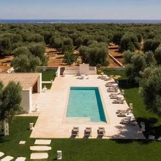 Masseria Villa Verde features a peaceful pool for celebration under the Italian sun!