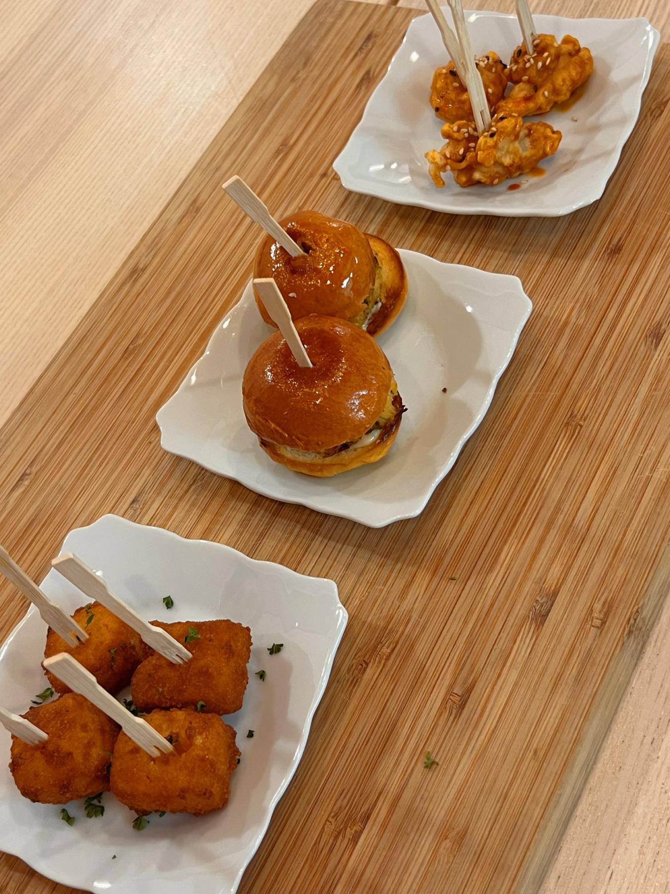 Fried Mac n' Cheese Bites
& Crab Cake Slider
& Korean Fried Chicken Bites