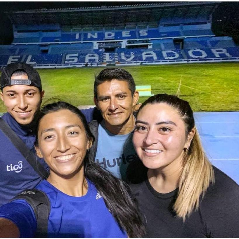 Our first photo together after a running training session. Nuestra primera foto juntos entrenando en el estadio.