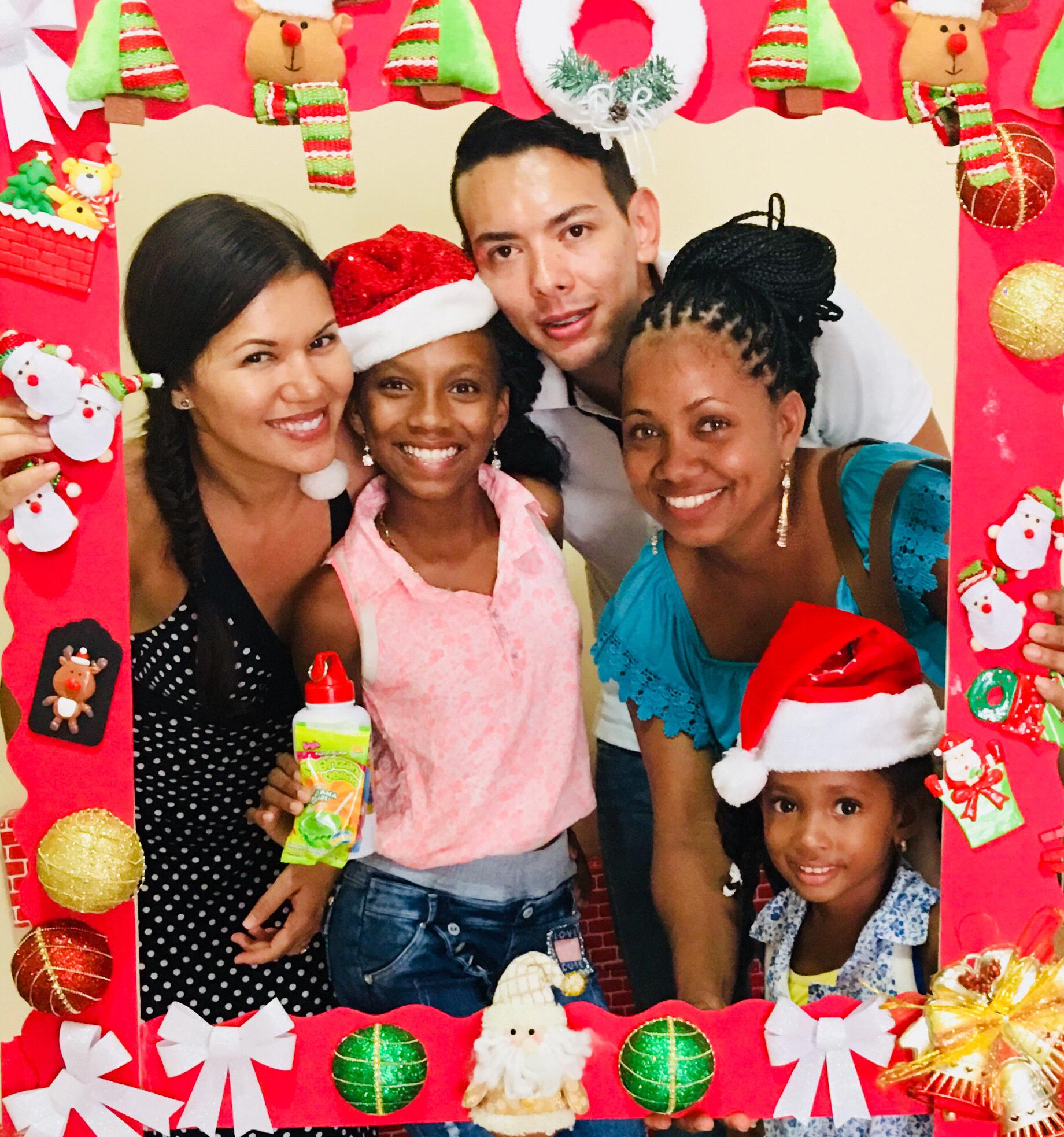 Con una de las familias de Tierra Bomba en la fiesta de Navidad.