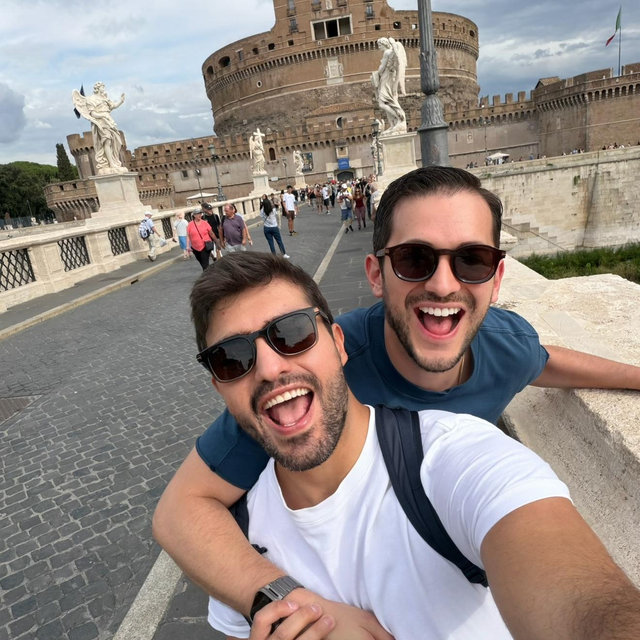 Sightseeing tour for a recently married happy couple 😍