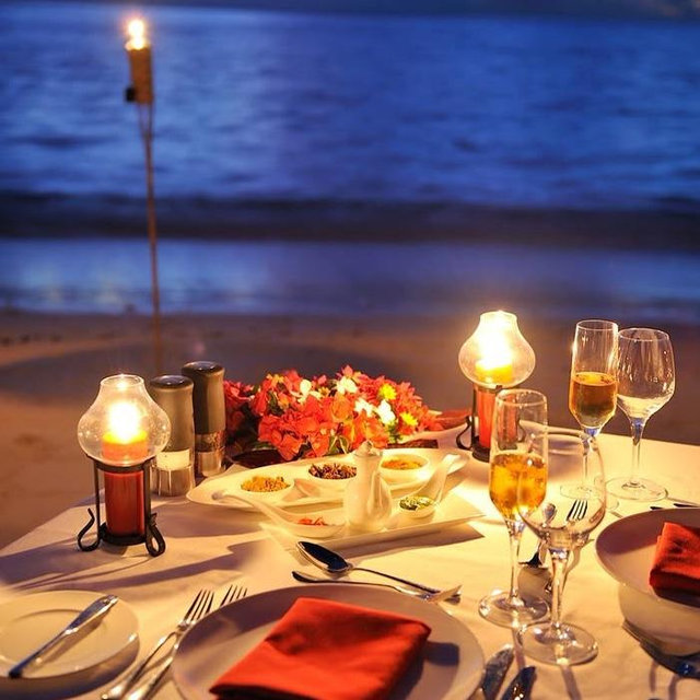 Honeymoon Private candlelight dinner on the beach