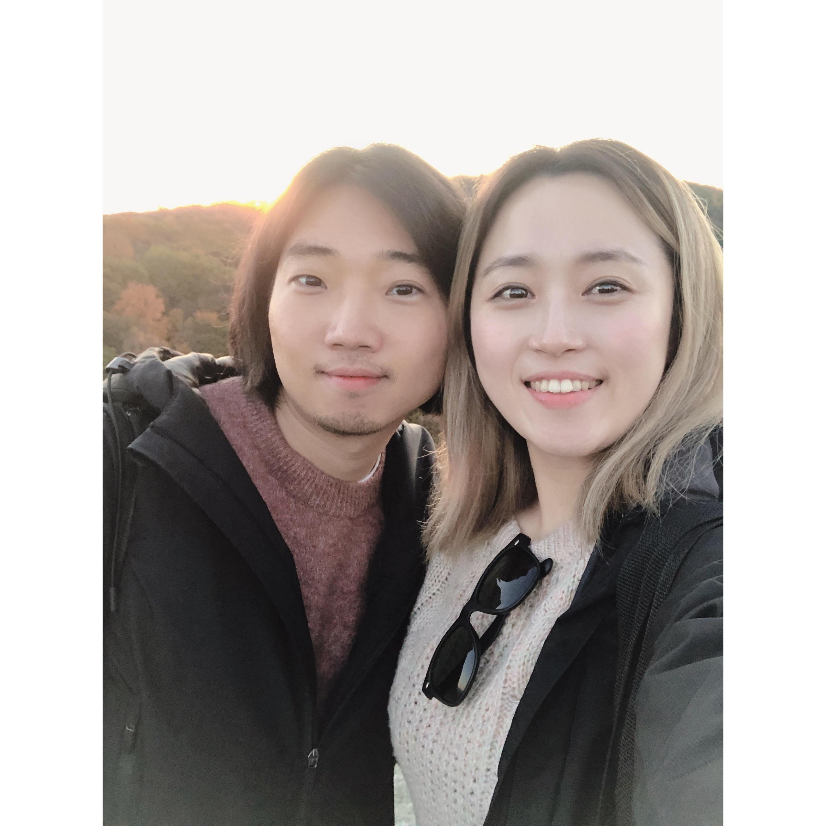 등산하고 정상에서 두 단발 커플 기념샷