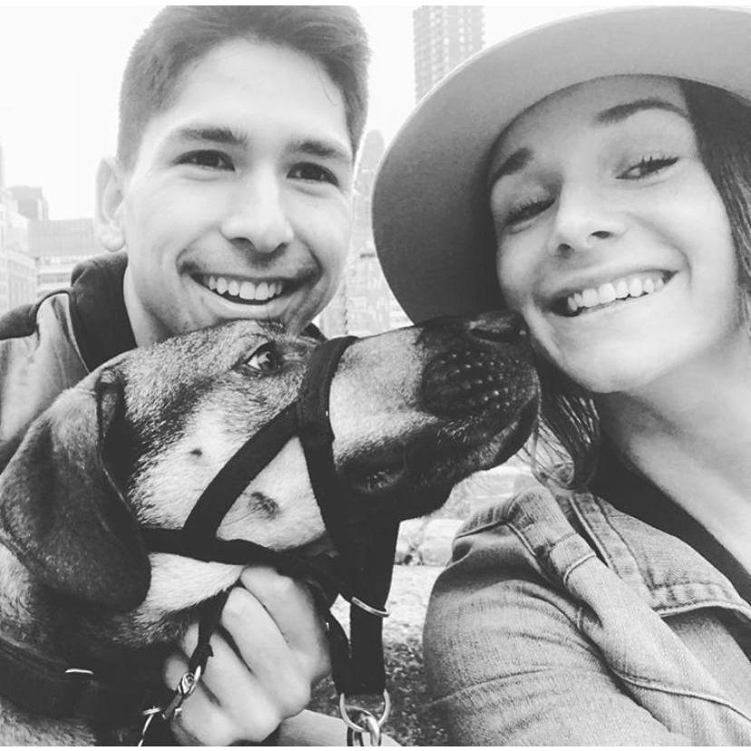 Kik and Pedro don't go anywhere without their dog Shea, mainly because he doesn't let them
Kik y Pedro van a todos lados con su perro, Shea, quien no los deja ir a ningún lado sin el.