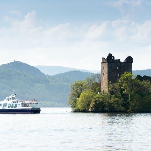 Loch Ness: Urquhart Castle Round-Trip Cruise