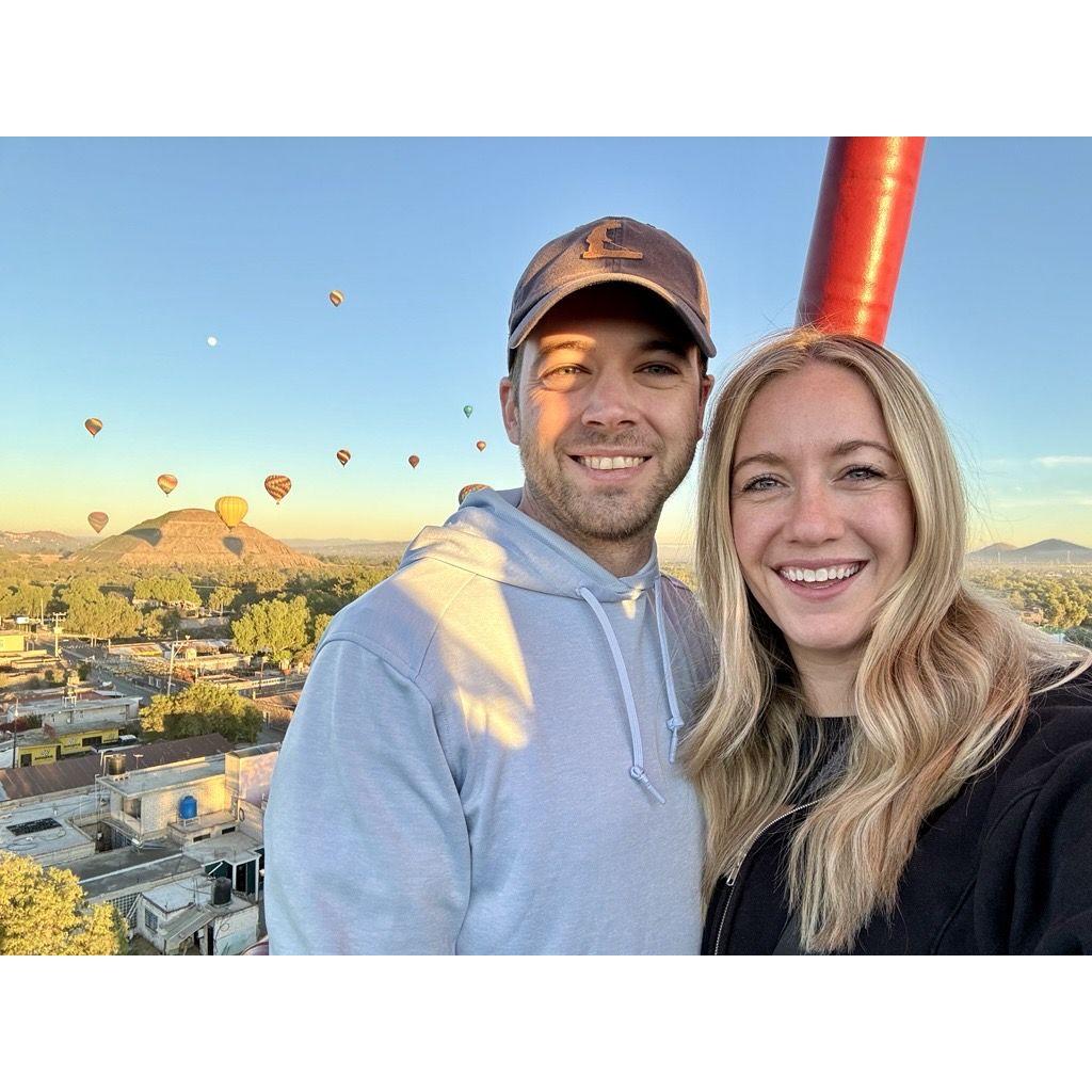 Sunrise hot air balloon ride over Teotihuacan pyramid.