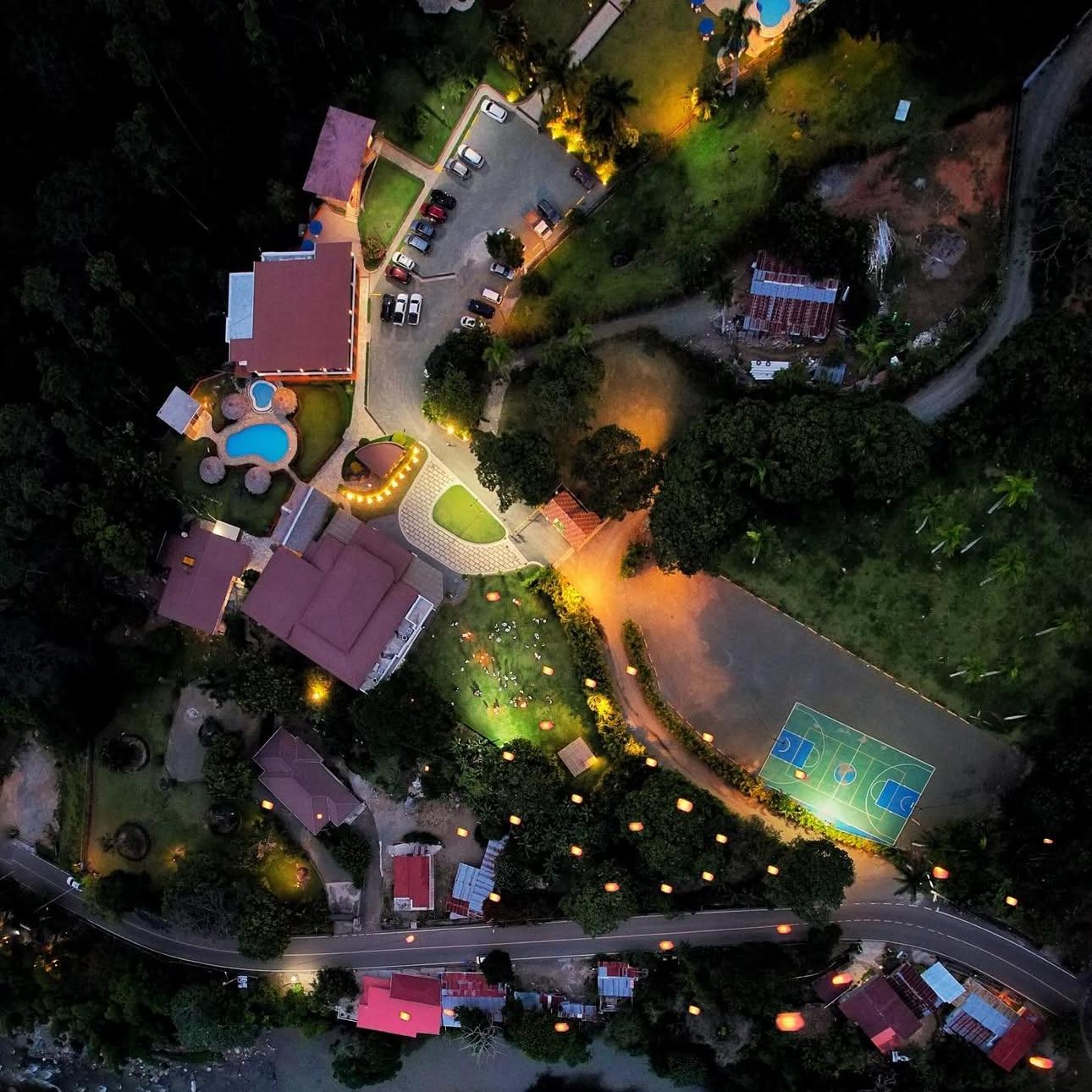La propiedad también cuenta con una cancha de baloncesto.