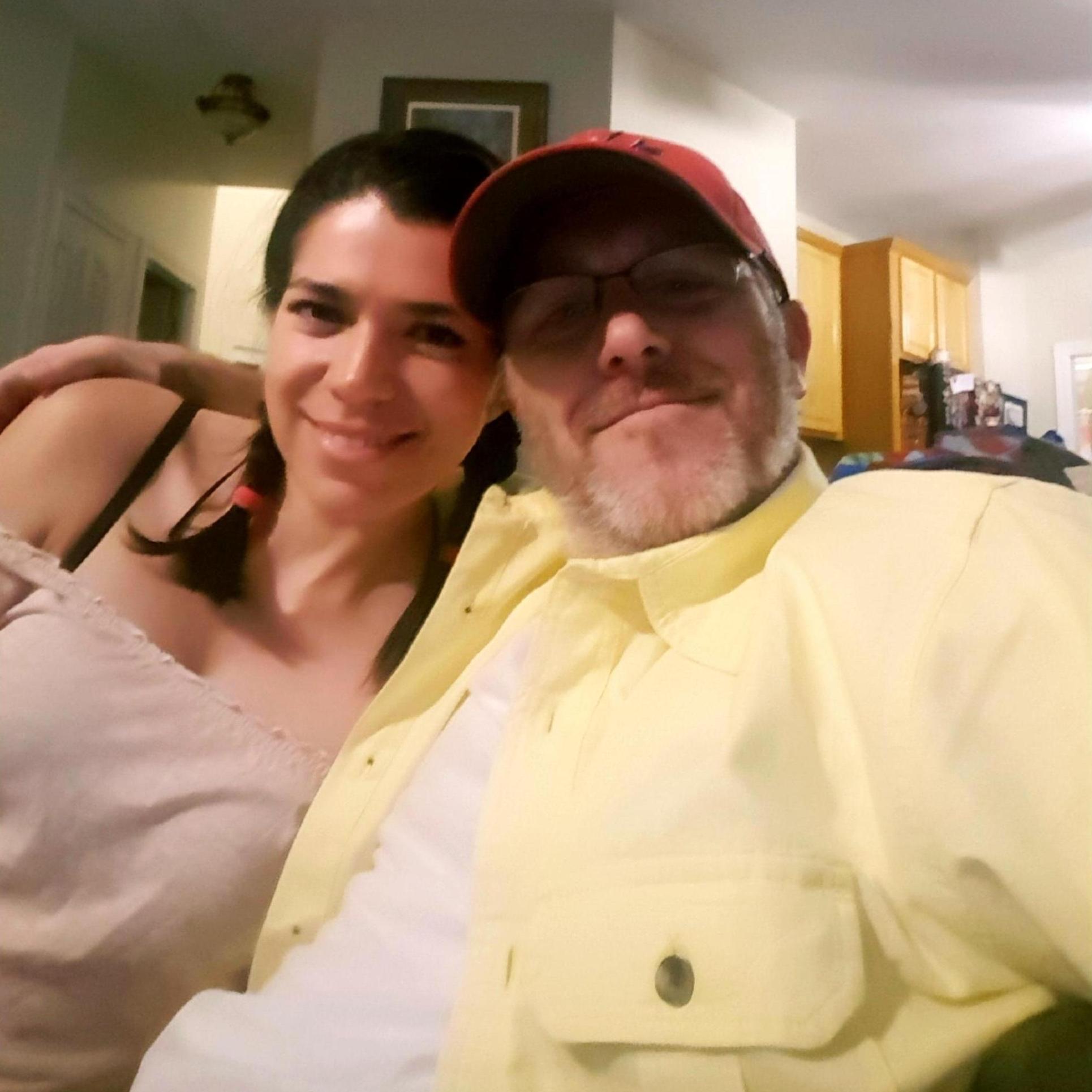 Andrea starting to meet some of Patricks friends for the first time.
Andrea comienza a encontrarse con algunos amigos de Patrick por primera vez.