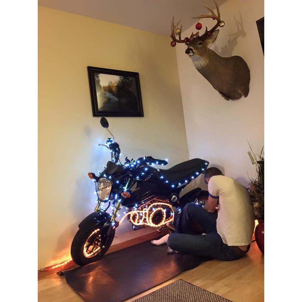 Decorating our first Christmas together <3