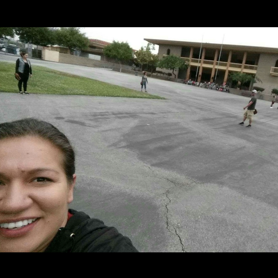Where we met @ Kennedy Elem. We were playing a softball game, staff vs. students.

Donde nos conocimos @ Kennedy Elem. Estábamos jugando un juego de softbol, personal contra estudiantes.