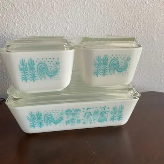 Amish butterprint Pyrex refrigerator storage set blue and white roosters and farmers mid century modern kitchen supplies food containers