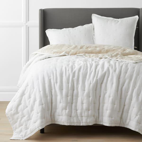 Legends Hotel™ Reversible Relaxed Linen Quilt: QUEEN/ WHITPARCHMENT