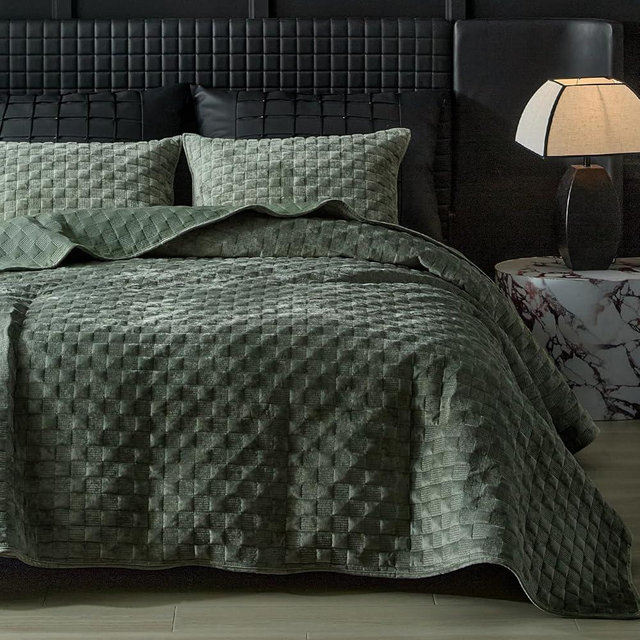 WARMDERN Luxury Velvet Quilt Queen Size, Geometrical Stitch Quilts Set, Soft Lightweight Bedspread and Coverlet, Green Bedding with 2 Pillow Shams for All Season, 90" x 96"