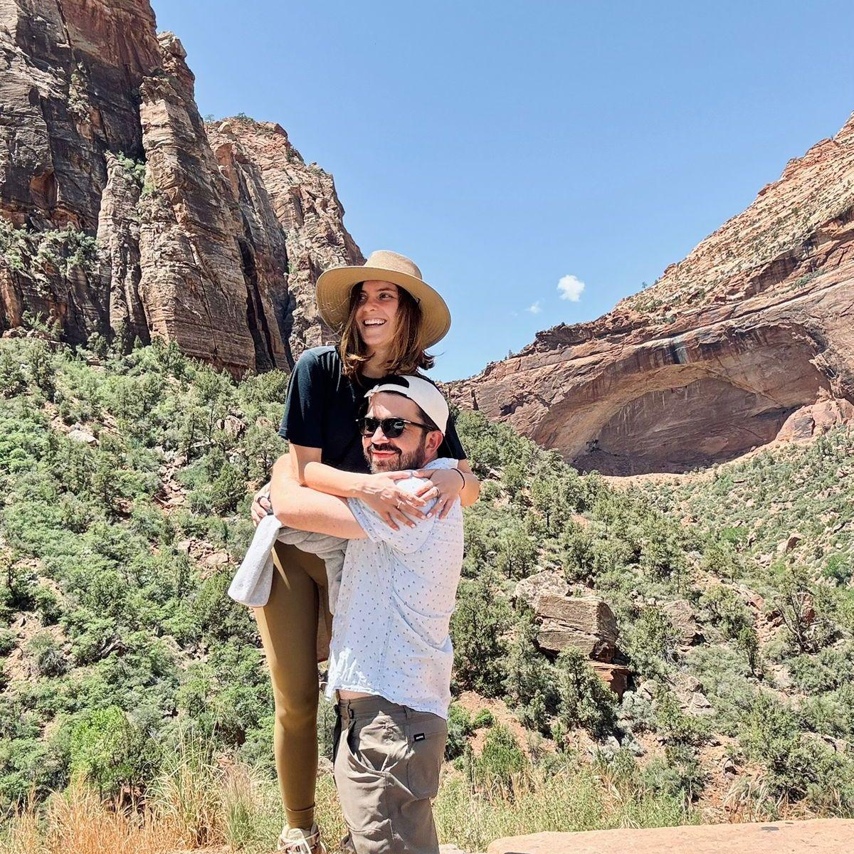 Juntos en Zion, un parque lleno de verde, después de haber estado una semana andando por desiertos.