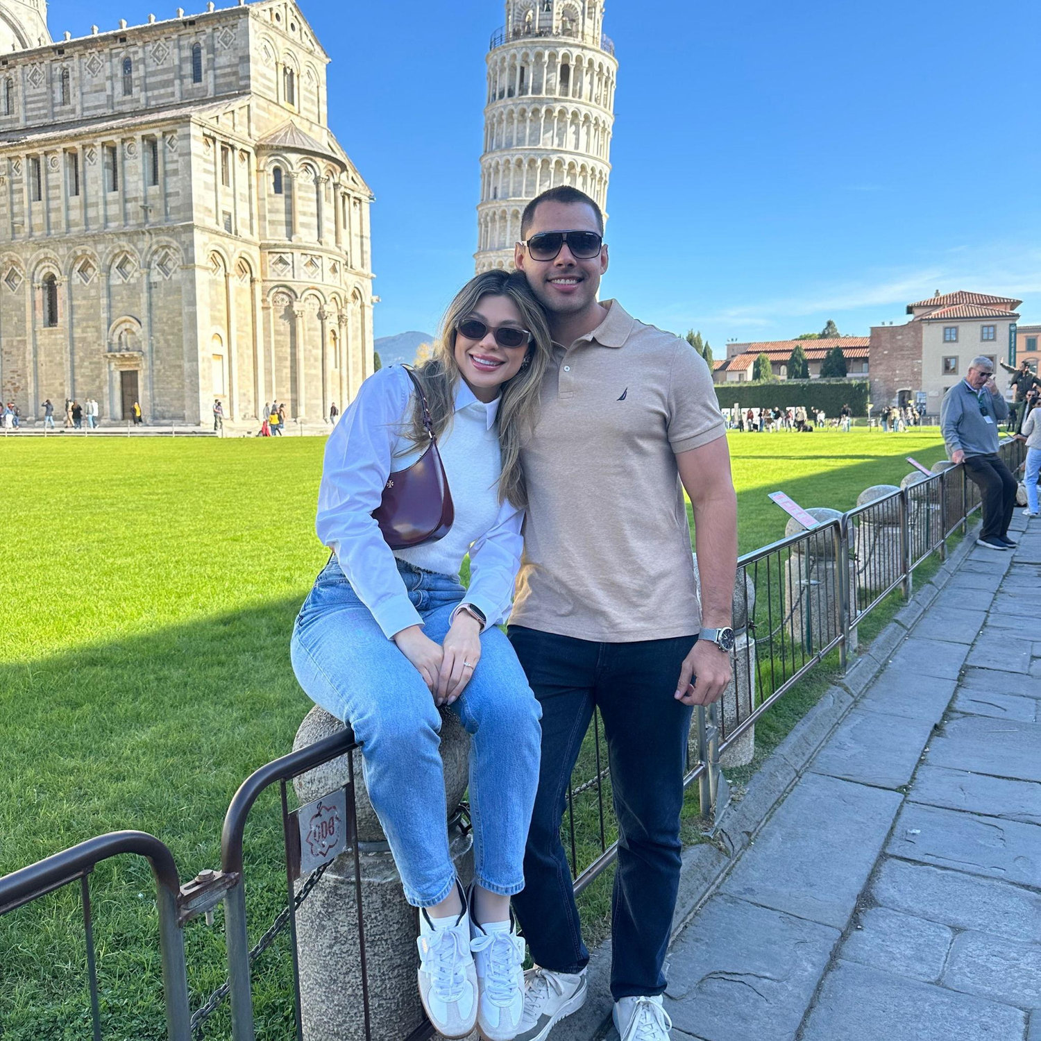 Junto la torre de Pisa