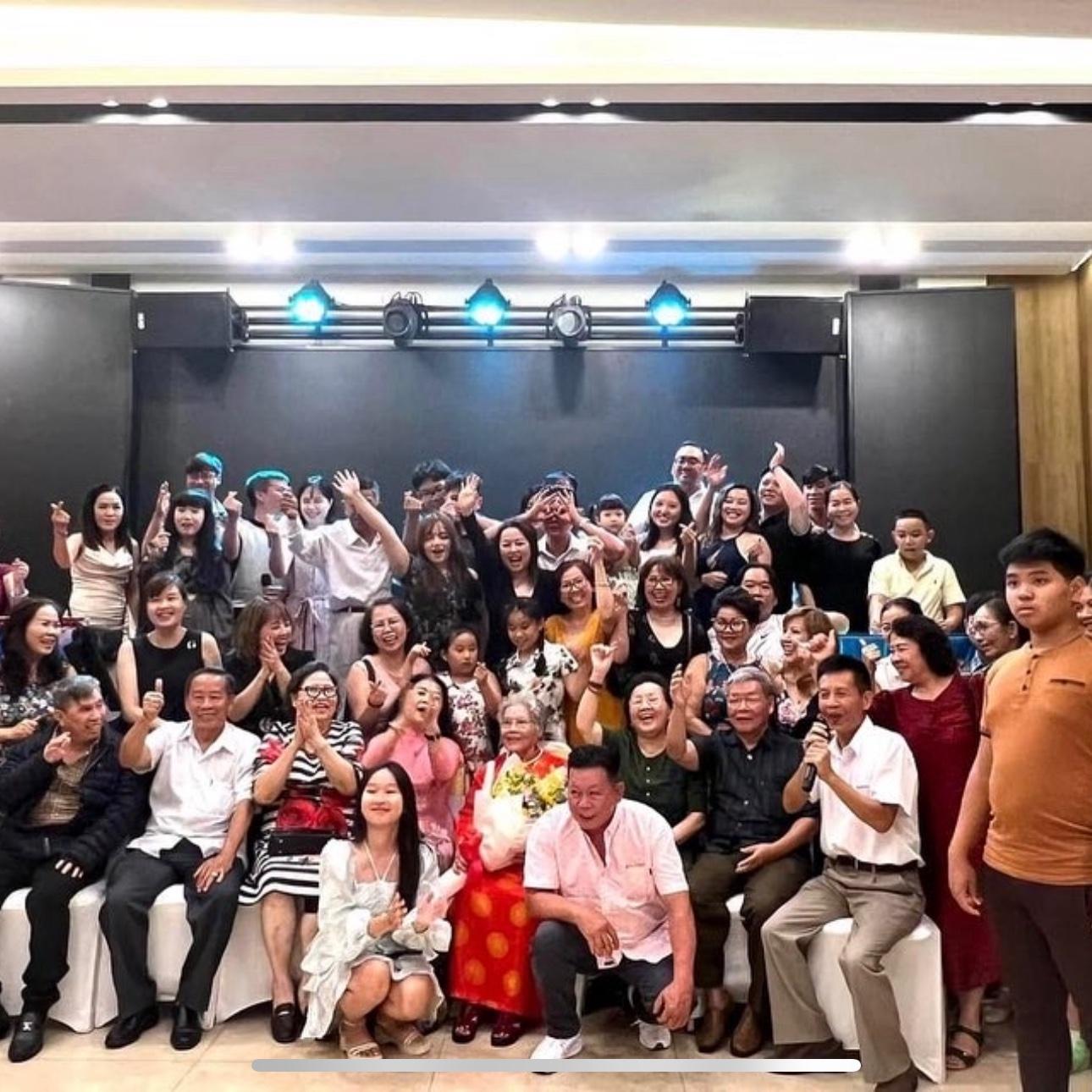 6/26/23 – Alex’s first time in Vietnam, meeting Crystal’s family of 5 generations for grandma’s 93rd birthday!

Lần đầu Alex đến ViệtNam, gặp gia đình Crystal 5 thế hệ và mừng sinh nhật 93 của bà!